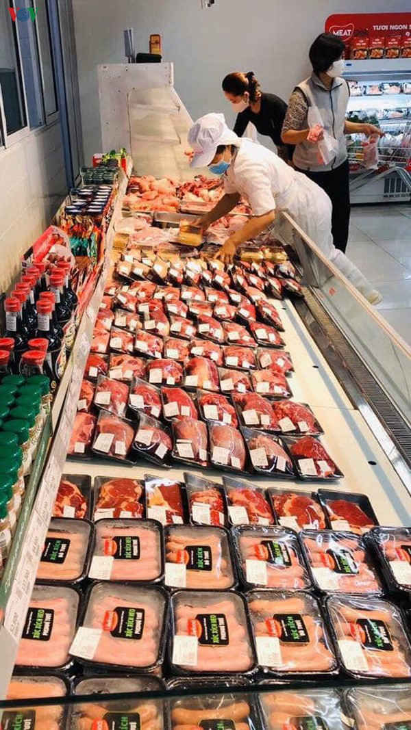 gia lon hoi 3 mien deu giam, dan di cho van phai mua thit gia cao hinh 2