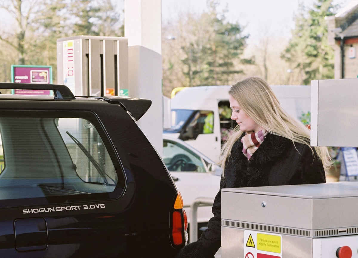 mot thung dau re hon mot lit bia tai canada hinh 1