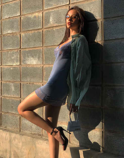 Mỹ nhân Việt lên đồ chất lừ dù hạn chế ra đường - Ảnh 2 Mỹ nhân Việt lên đồ chất lừ dù hạn chế ra đường - Ảnh 2