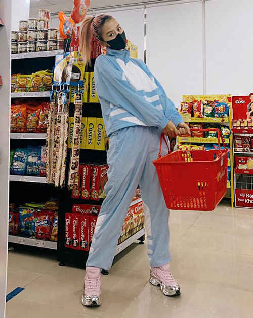 Mỹ nhân Việt lên đồ chất lừ dù hạn chế ra đường - Ảnh 3 Mỹ nhân Việt lên đồ chất lừ dù hạn chế ra đường - Ảnh 3