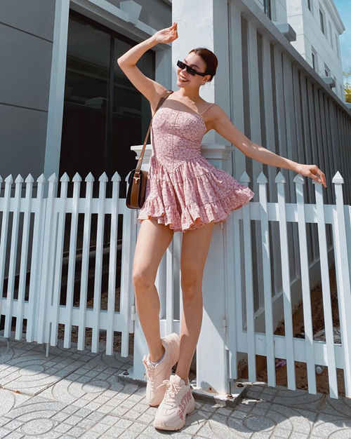 Mỹ nhân Việt lên đồ chất lừ dù hạn chế ra đường - Ảnh 4 Mỹ nhân Việt lên đồ chất lừ dù hạn chế ra đường - Ảnh 4