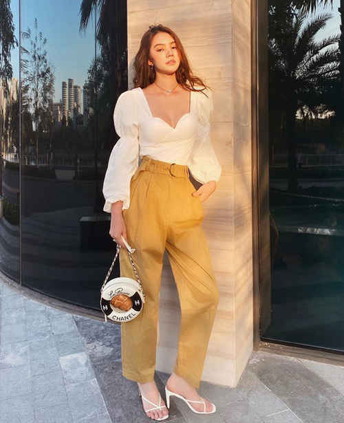 Mỹ nhân Việt lên đồ chất lừ dù hạn chế ra đường - Ảnh 5 Mỹ nhân Việt lên đồ chất lừ dù hạn chế ra đường - Ảnh 5