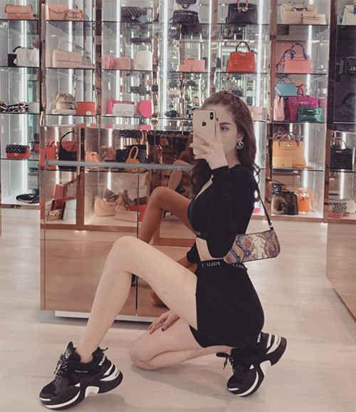 Mỹ nhân Việt lên đồ chất lừ dù hạn chế ra đường - Ảnh 7 Mỹ nhân Việt lên đồ chất lừ dù hạn chế ra đường - Ảnh 7