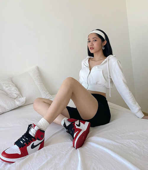 Mỹ nhân Việt lên đồ chất lừ dù hạn chế ra đường - Ảnh 8 Mỹ nhân Việt lên đồ chất lừ dù hạn chế ra đường - Ảnh 8