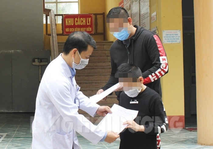 Trung t&acirc;m y tế huyện chữa khỏi cho bệnh nh&acirc;n 11 tuổi nhiễm virus corona - 1