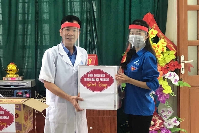 Sinh viên làm mũ chắn giọt bắn tặng bác sĩ nơi tuyến đầu chống Covid-19