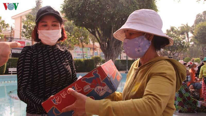 Những câu chuyện sẻ chia ấm lòng giữa mùa dịch Covid-19 - 3