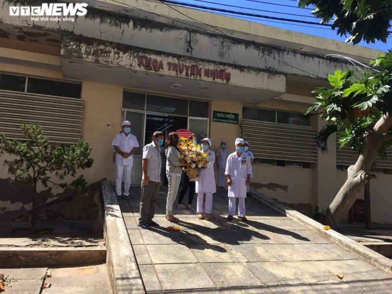 Th&ecirc;m 10 bệnh nh&acirc;n mắc Covid-19 khỏi bệnh - 1