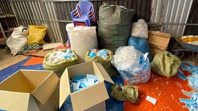 Phát hiện 2 cơ sở có hành vi tái chế khẩu trang y tế đã qua sử dụng
