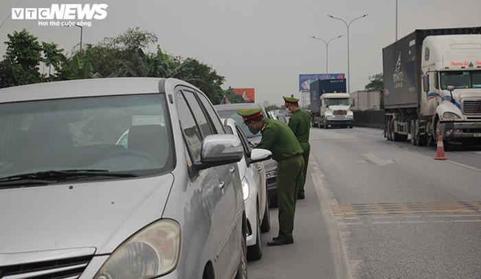 Xe tải chở h&agrave;ng v&agrave;o thẳng Hải Ph&ograve;ng kh&ocirc;ng phải kiểm so&aacute;t, quay đầu - 4