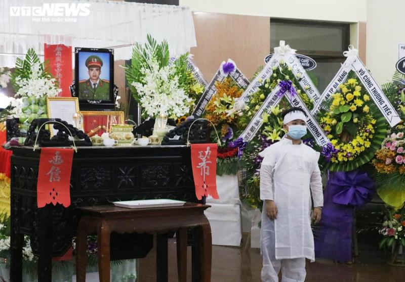 Xúc đ&ocirc;̣ng l&ecirc;̃ vi&ecirc;́ng 2 chi&ecirc;́n sĩ c&ocirc;ng an hy sinh khi truy bắt nhóm đua xe - 4