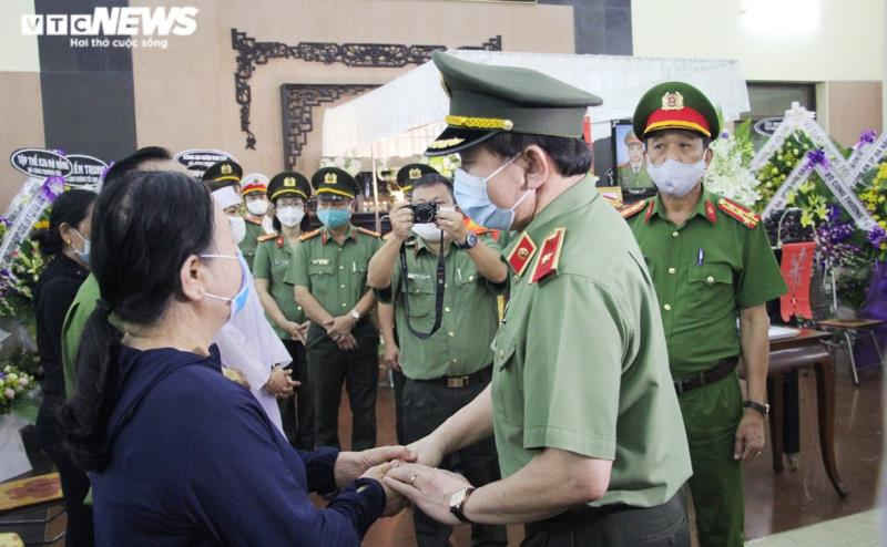 Xúc đ&ocirc;̣ng l&ecirc;̃ vi&ecirc;́ng 2 chi&ecirc;́n sĩ c&ocirc;ng an hy sinh khi truy bắt nhóm đua xe - 9