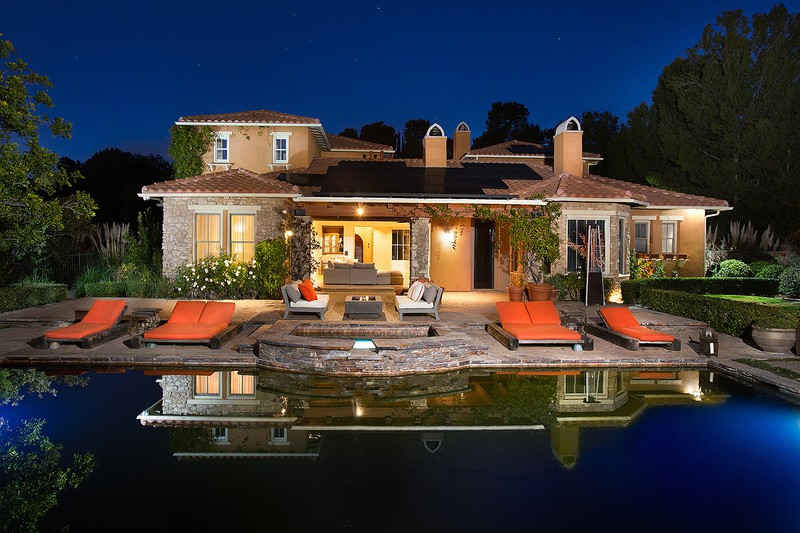 Ngất ngây với vẻ cổ điển trong căn biệt thự triệu đô của Selena Gomez - Ảnh 2. Ngất ngây với vẻ cổ điển trong căn biệt thự triệu đô của Selena Gomez - Ảnh 2.