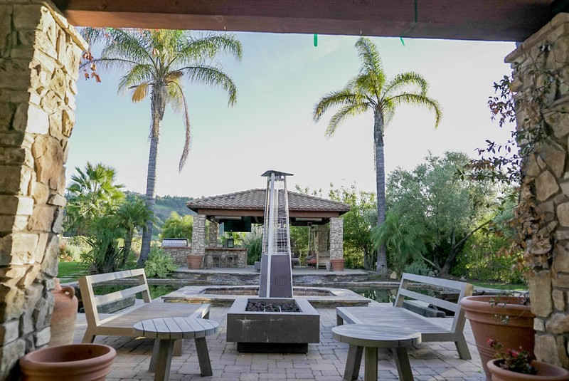 Ngất ngây với vẻ cổ điển trong căn biệt thự triệu đô của Selena Gomez - Ảnh 7. Ngất ngây với vẻ cổ điển trong căn biệt thự triệu đô của Selena Gomez - Ảnh 7.