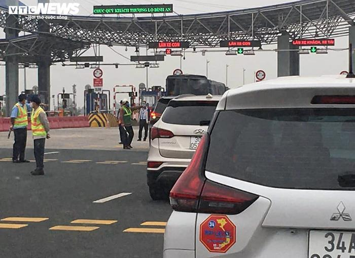 Thủ tướng yêu cầu bãi bỏ các biện pháp ngăn cấm qua lại các địa phương - 1