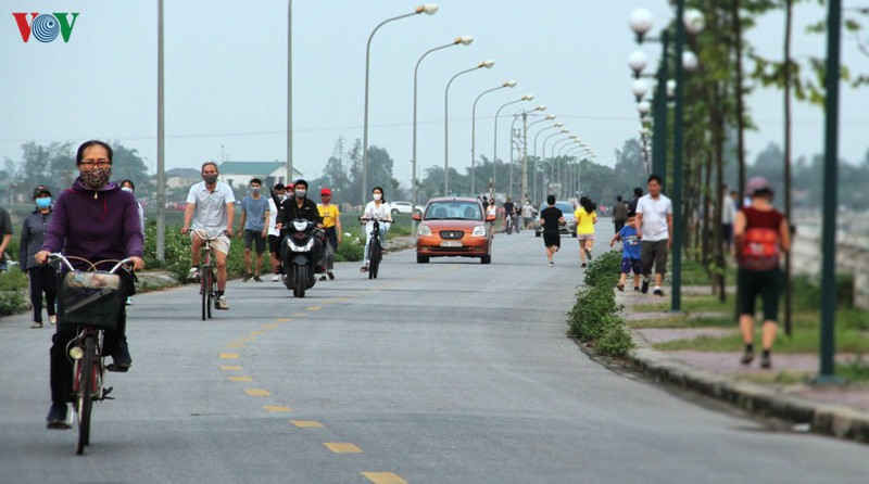 công an tp vinh nhắc nhở người dân không ra đường để cách ly xã hội hình 2 cong an tp vinh nhac nho nguoi dan khong ra duong de cach ly xa hoi hinh 2