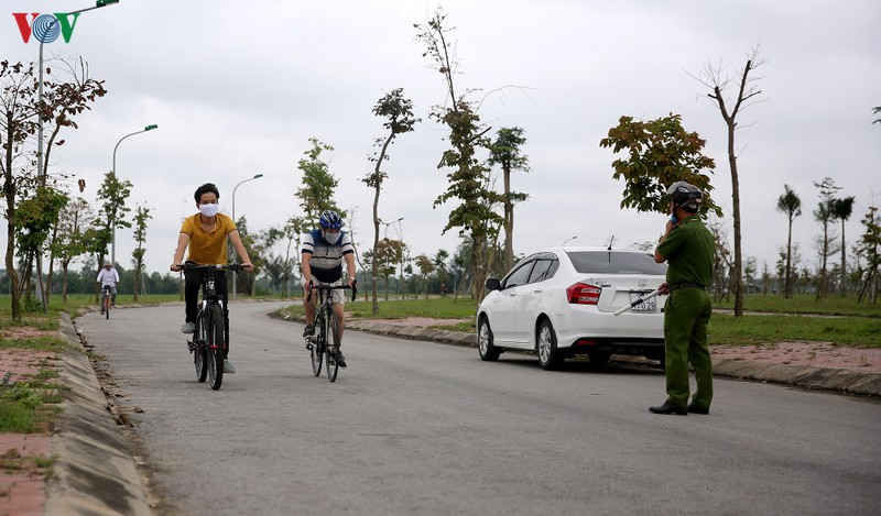 công an tp vinh nhắc nhở người dân không ra đường để cách ly xã hội hình 6 cong an tp vinh nhac nho nguoi dan khong ra duong de cach ly xa hoi hinh 6