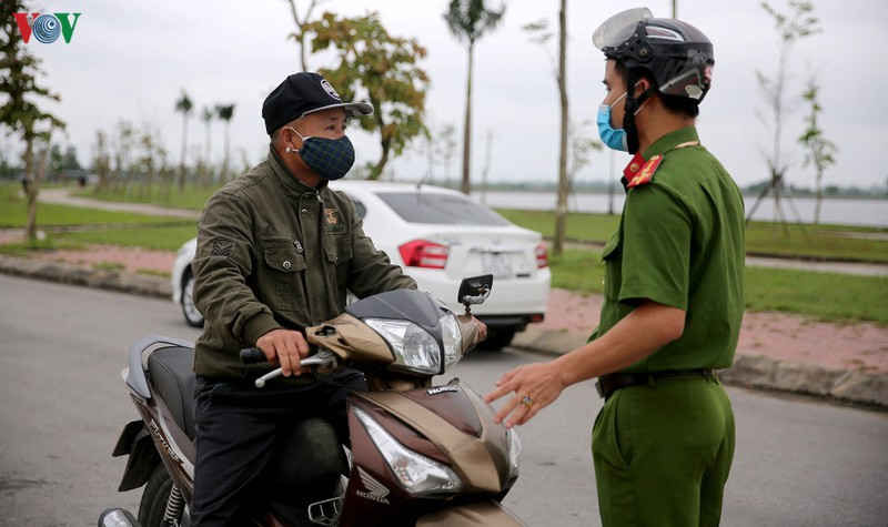 công an tp vinh nhắc nhở người dân không ra đường để cách ly xã hội hình 8 cong an tp vinh nhac nho nguoi dan khong ra duong de cach ly xa hoi hinh 8