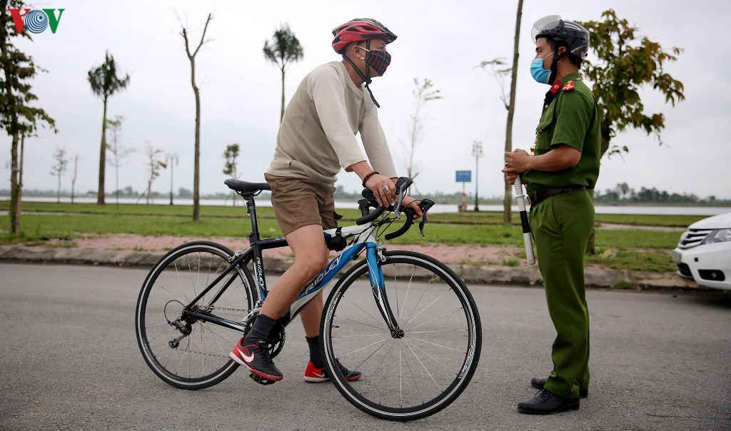 công an tp vinh nhắc nhở người dân không ra đường để cách ly xã hội hình 9 cong an tp vinh nhac nho nguoi dan khong ra duong de cach ly xa hoi hinh 9