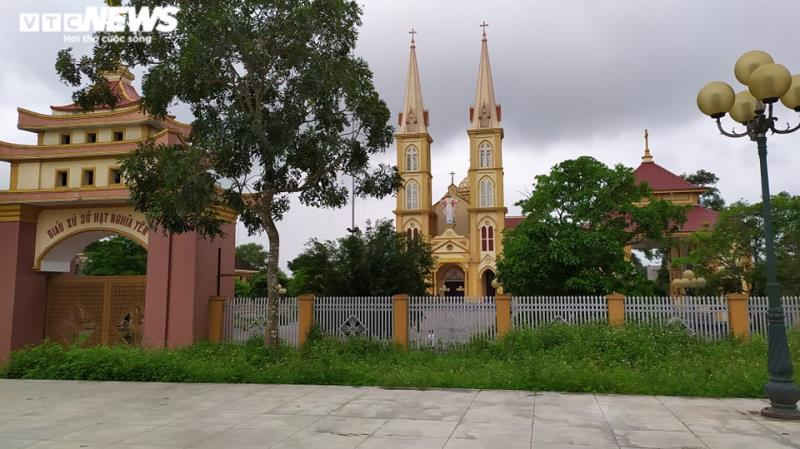 H&agrave;ng trăm gi&aacute;o d&acirc;n tổ chức h&agrave;nh lễ giữa đại dịch: H&agrave; Tĩnh ki&ecirc;n quyết xử l&yacute; - 1