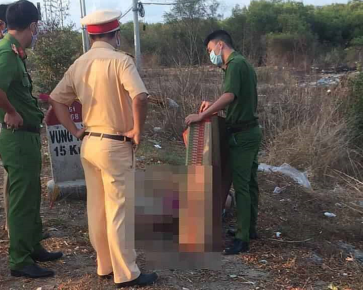 Phát hiện 2 thi thể cạnh xe máy vỡ nát