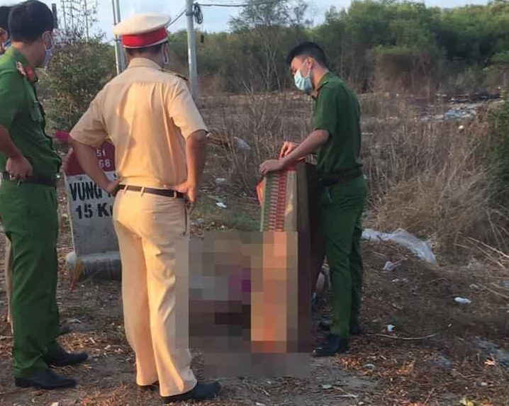 Ph&aacute;t hiện 2 thi thể cạnh xe m&aacute;y vỡ n&aacute;t - 1