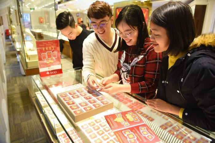 Nhà đầu tư ồ ạt mua, giá vàng tăng dựng đứng - 1