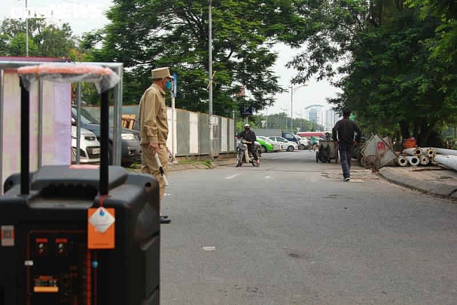 Cán bộ phường bắc loa kêu gọi dân Thủ đô không tập thể dục, hạn chế ra khỏi nhà