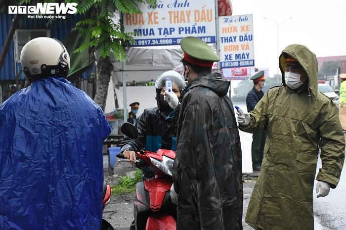 Hải Phòng lập chốt trên Quốc lộ 5, kiểm soát từng người ra vào thành phố - 12