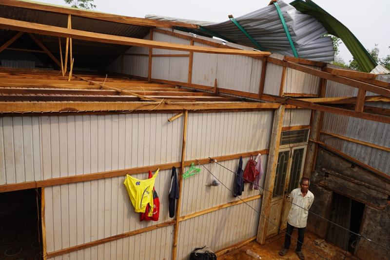 Lốc xoáy thổi bay hàng chục mái nhà ở Gia Lai - 1