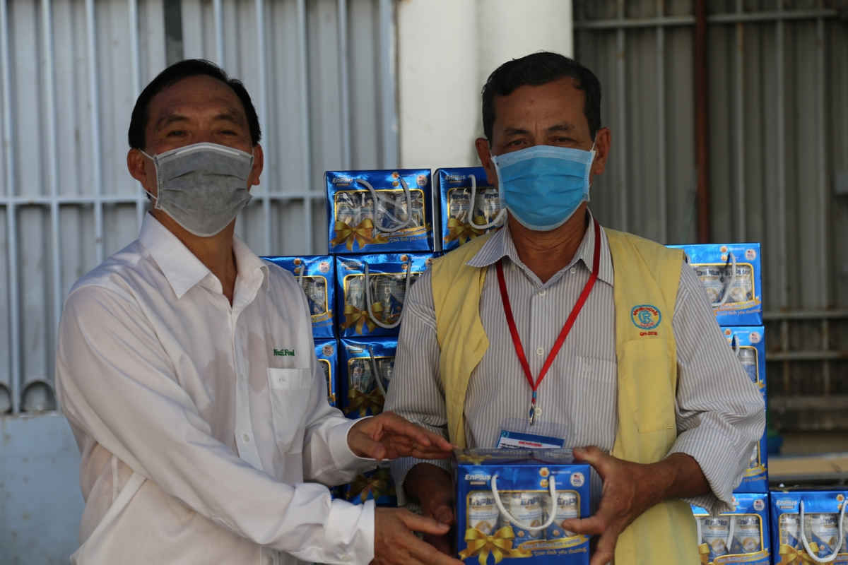 Bệnh nhân đang điều trị tại Bênh viện Chợ Rẫy vui mừng khi nhận được sữa từ đại diện của NutiFood trao tặng