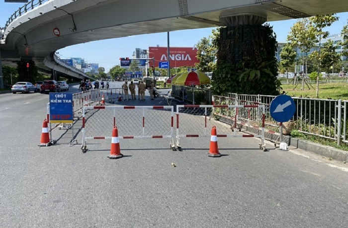 2 người Trung Quốc c&oacute; th&acirc;n nhiệt tr&ecirc;n 39 độ C được đưa đi c&aacute;ch ly - 1