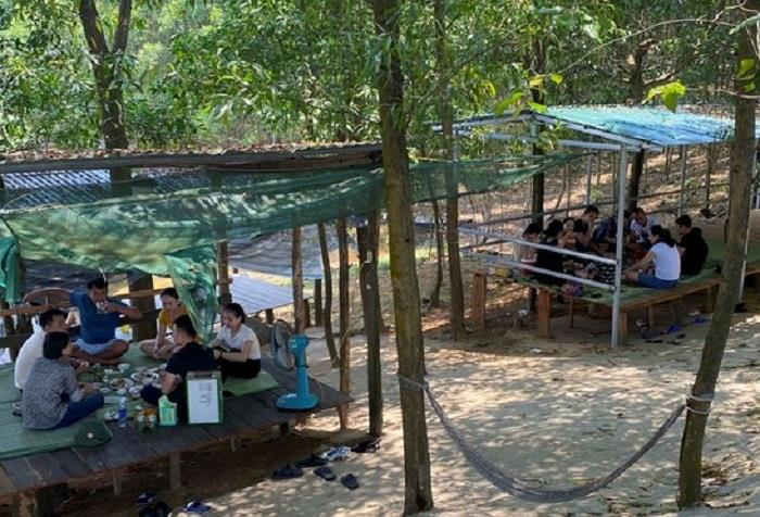 Hàng chục người tụ tập ăn nhậu bất chấp dịch COVID-19 tại Hà Tĩnh - 1