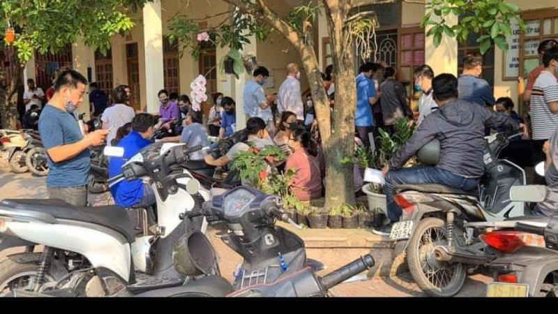 Nghìn người chen chân như ong vỡ tổ làm giấy xác nhận xe ra vào TP Hải Phòng - 2