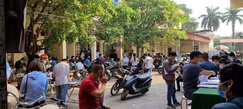 Nghìn người chen chân như ong vỡ tổ làm giấy xác nhận xe ra vào TP Hải Phòng - 3