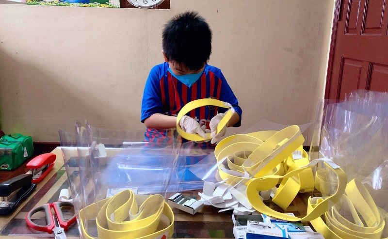 Cậu học tr&ograve; say m&ecirc; l&agrave;m những chiếc mũ cản giọt bắn để gửi tặng c&aacute;c chiến sĩ c&ocirc;ng an, người b&aacute;n h&agrave;ng