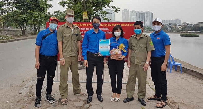 Quận đoàn Hoàng Mai thăm, tặng quà thanh niên tình nguyện