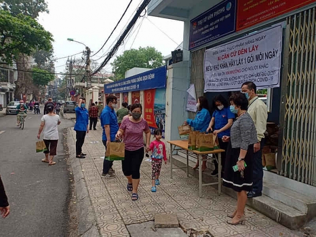 Thanh niên Phúc Xá gõ từng nhà giúp lao động nhập cư khai báo y tế