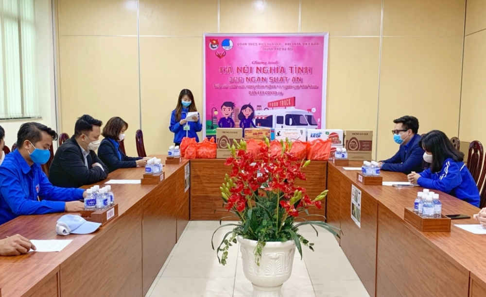 Đo&agrave;n c&ocirc;ng t&aacute;c của Th&agrave;nh đo&agrave;n H&agrave; Nội thực hiện chương tr&igrave;nh tặng qu&agrave;, suất ăn tới c&ocirc;ng nh&acirc;n Khu c&ocirc;ng nghiệp Quang Minh