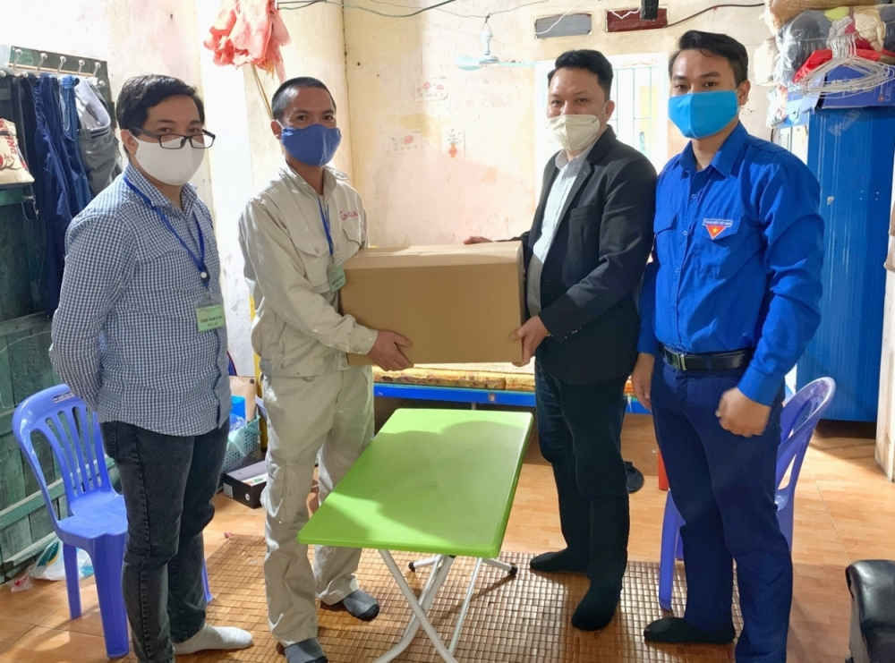 Những m&oacute;n qu&agrave; được trao đến c&ocirc;ng nh&acirc;n kh&oacute; khăn trong m&ugrave;a dịch