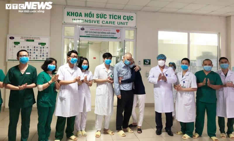Bệnh nhân mắc COVID-19 nặng được công bố khỏi bệnh, xuất viện ngay trong đêm - 1