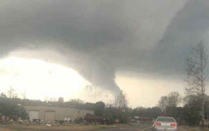 thien tai do don dap len dau nguoi dan my giua mua dich covid-19 hinh 1