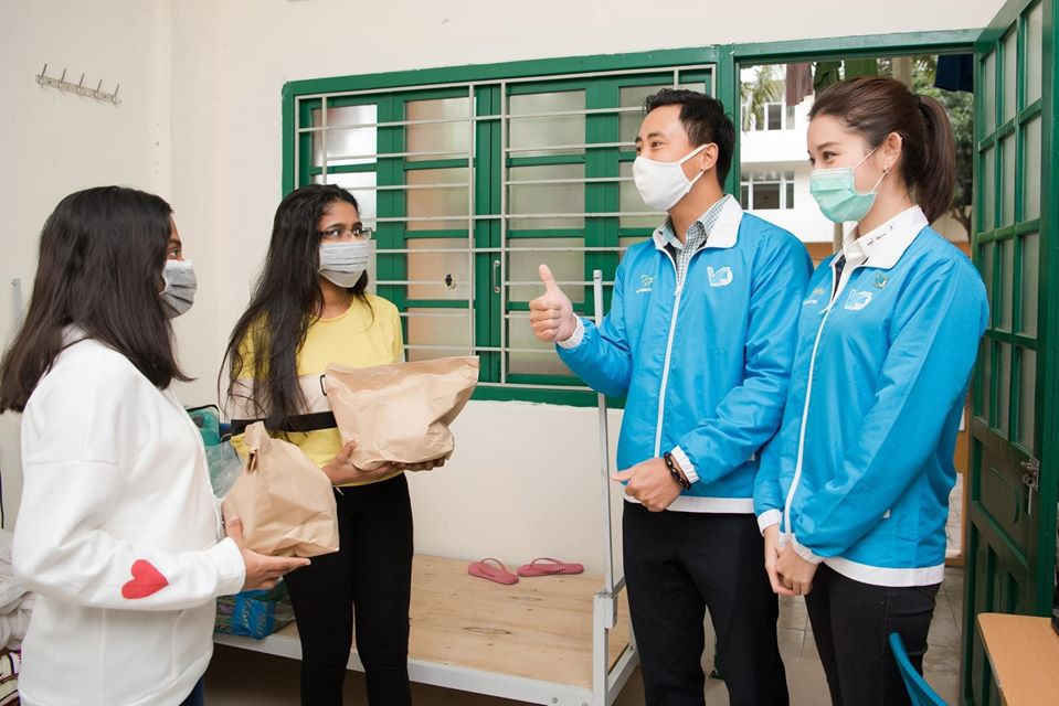 Anh Nguyễn Đức Tiến, Ph&oacute; B&iacute; thư Th&agrave;nh đo&agrave;n, Chủ tịch Hội LHTN Việt Nam th&agrave;nh phố H&agrave; Nội động vi&ecirc;n v&agrave; trao suất ăn miễn ph&iacute; tới sinh vi&ecirc;n Đại học Quốc gia H&agrave; Nội