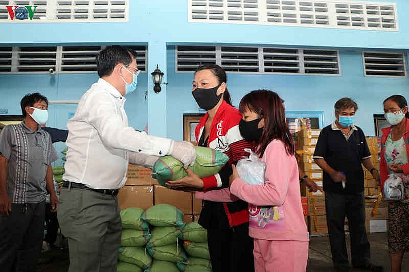 Người Việt tại Campuchia hỗ trợ người dân, chính quyền chống Covid-19