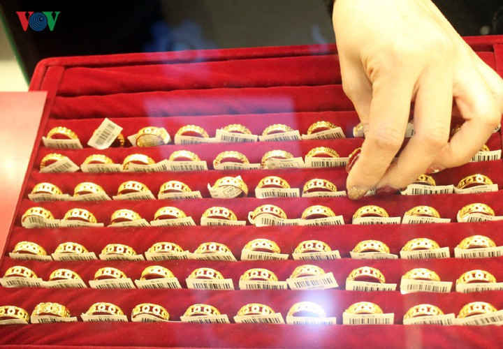 gia vang trong nuoc va the gioi cung giam manh hinh 1