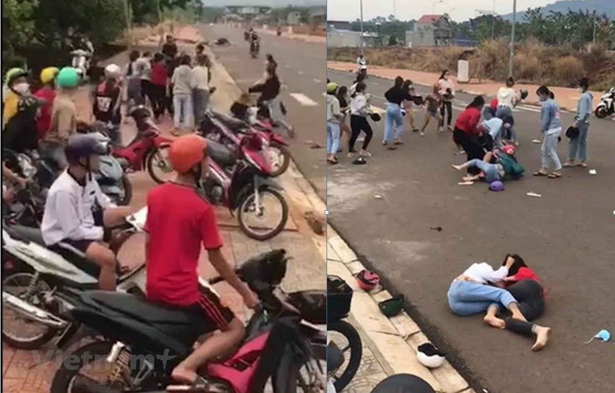 Xác minh clip 2 nhóm thiếu nữ đánh nhau trước cổng trường ở Bình Phước - 1