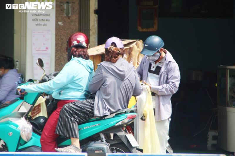 Đà Nẵng: Nhiều quán cà phê bán “chui”, khách không giữ khoảng cách - 1