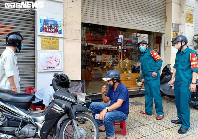 Đà Nẵng: Nhiều quán cà phê bán “chui”, khách không giữ khoảng cách - 2