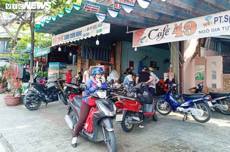 Đà Nẵng: Nhiều quán cà phê bán “chui”, khách không giữ khoảng cách - 3