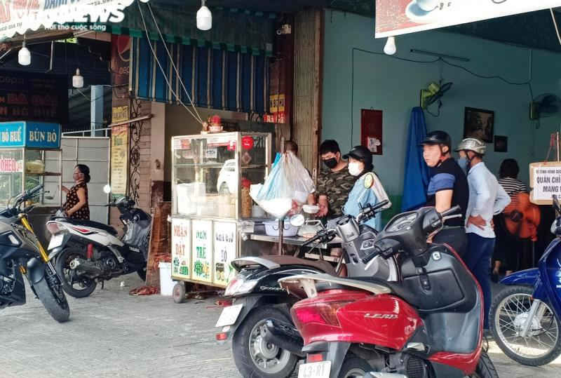 Đà Nẵng: Nhiều quán cà phê bán “chui”, khách không giữ khoảng cách - 8